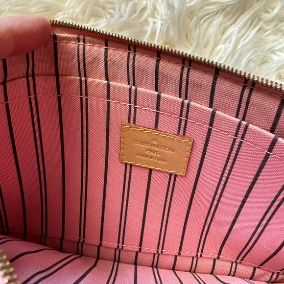 LOUIS VUITTON Monogram Pochette Rose Ballerine Interior - Picture 8 of 9